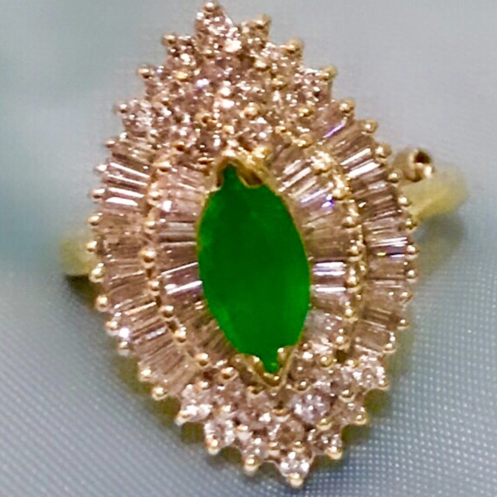 Gorgeous 14k Yellow Gold Emerald Diamond ring 💍